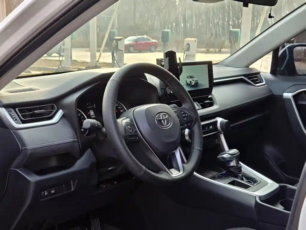 Toyota RAV4 — фото 7