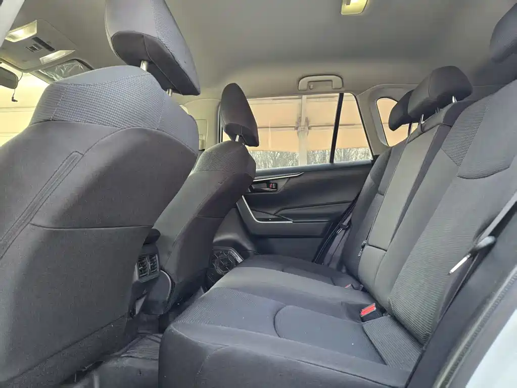 Toyota RAV4 — фото 8