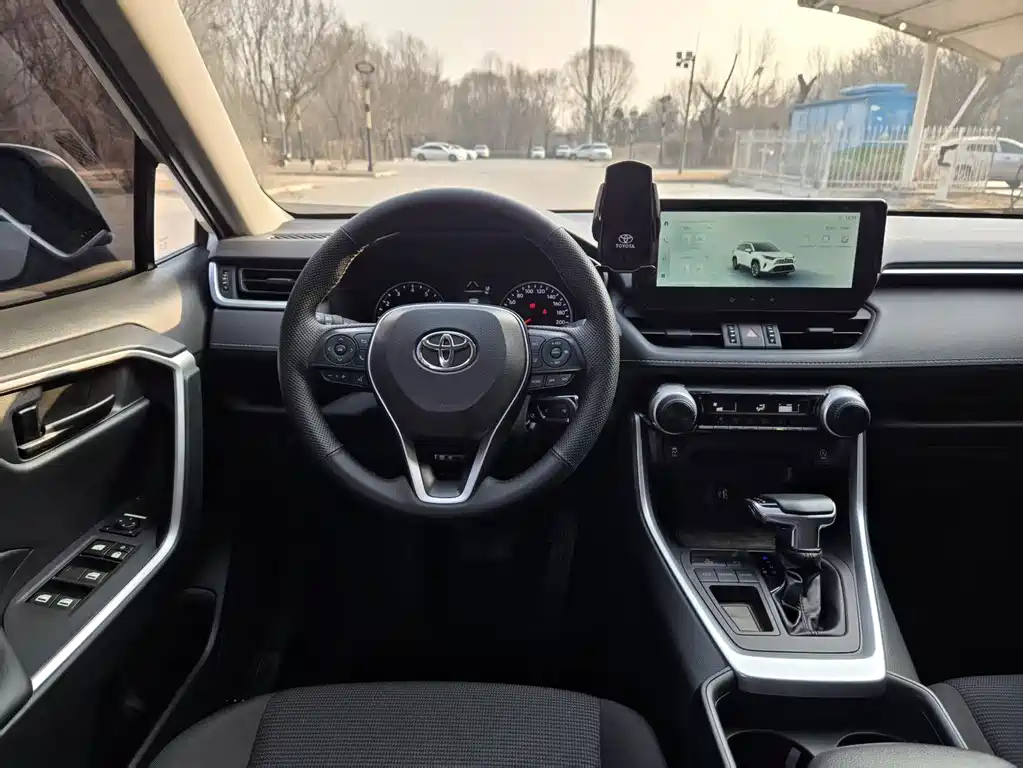 Toyota RAV4 — фото 10