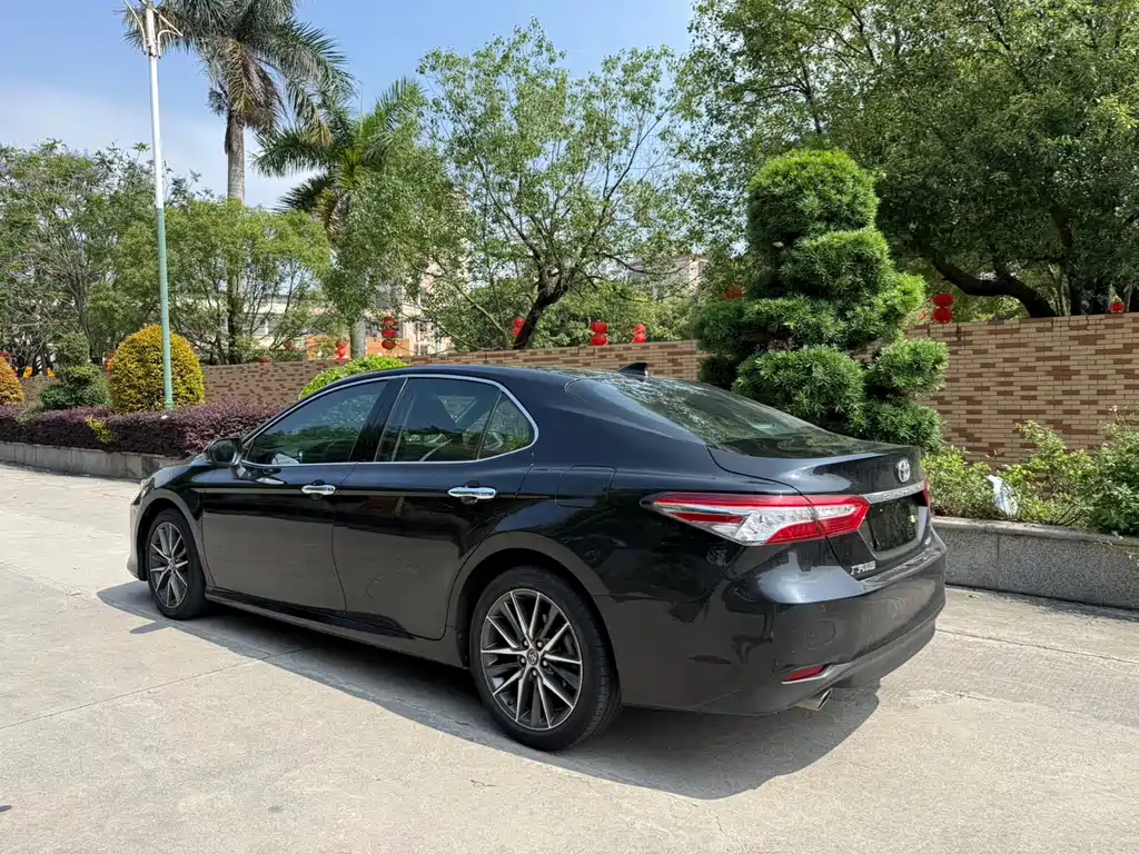 Toyota Camry — фото 5