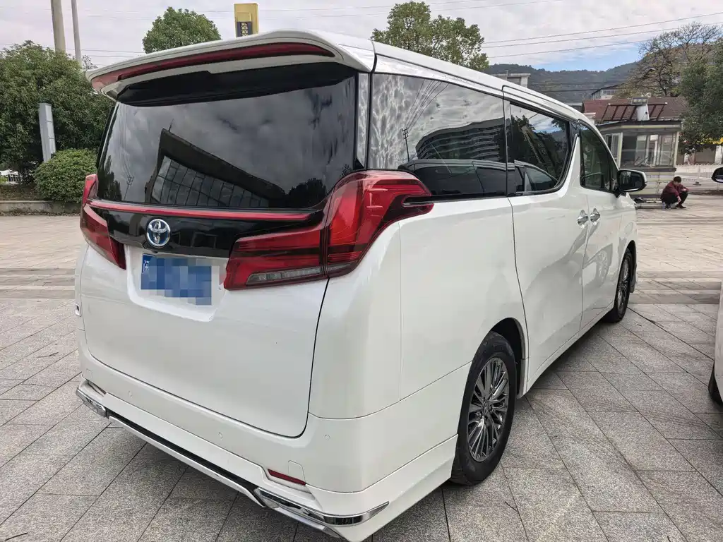Toyota Alphard — фото 11