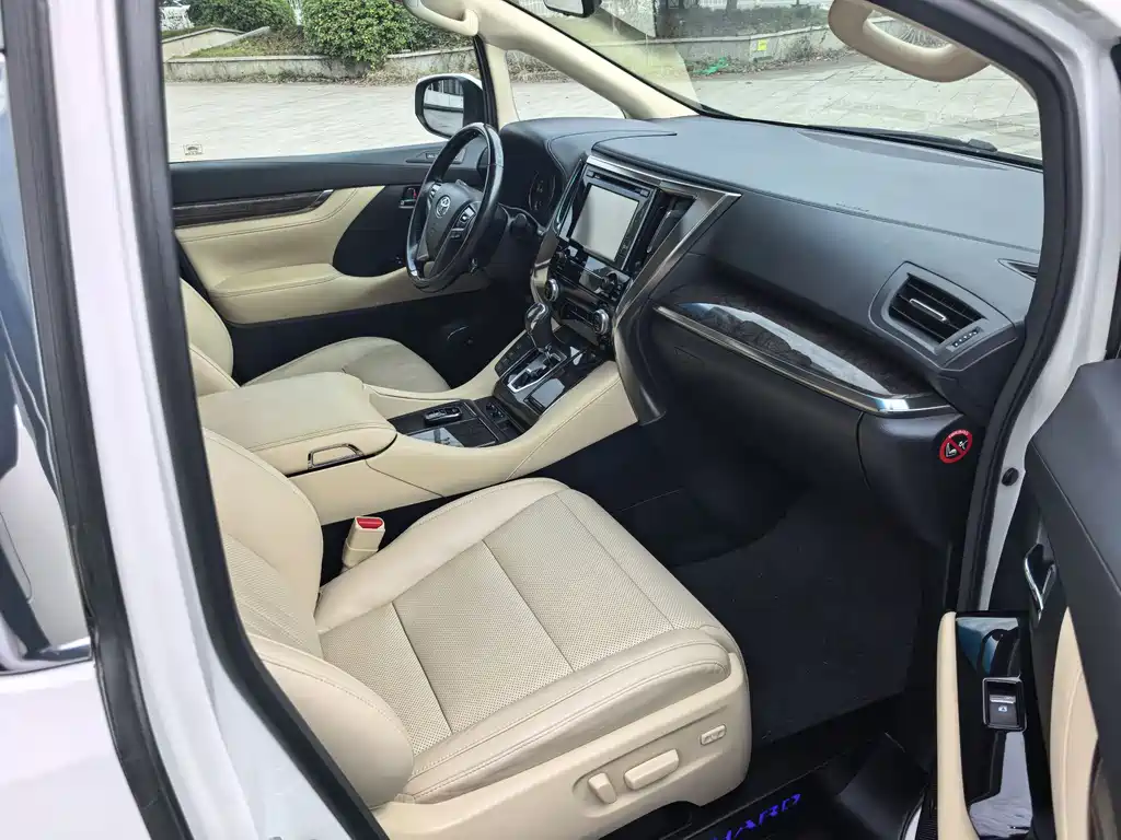 Toyota Alphard — фото 4