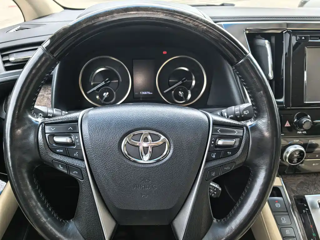 Toyota Alphard — фото 6