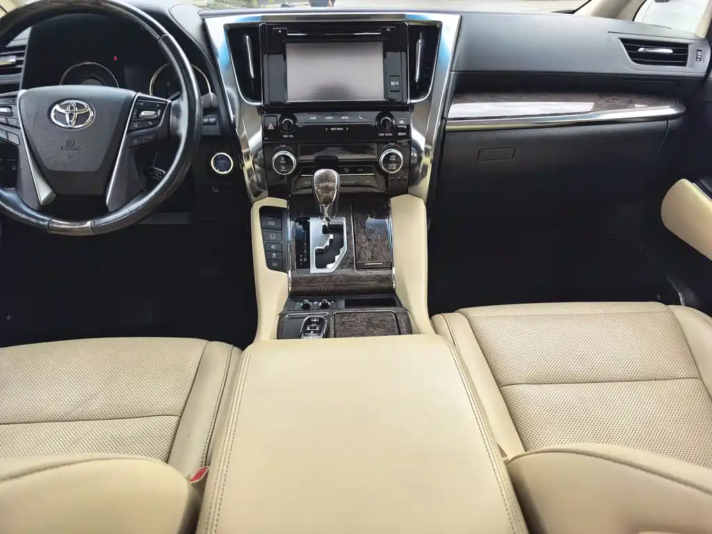 Toyota Alphard — фото 9
