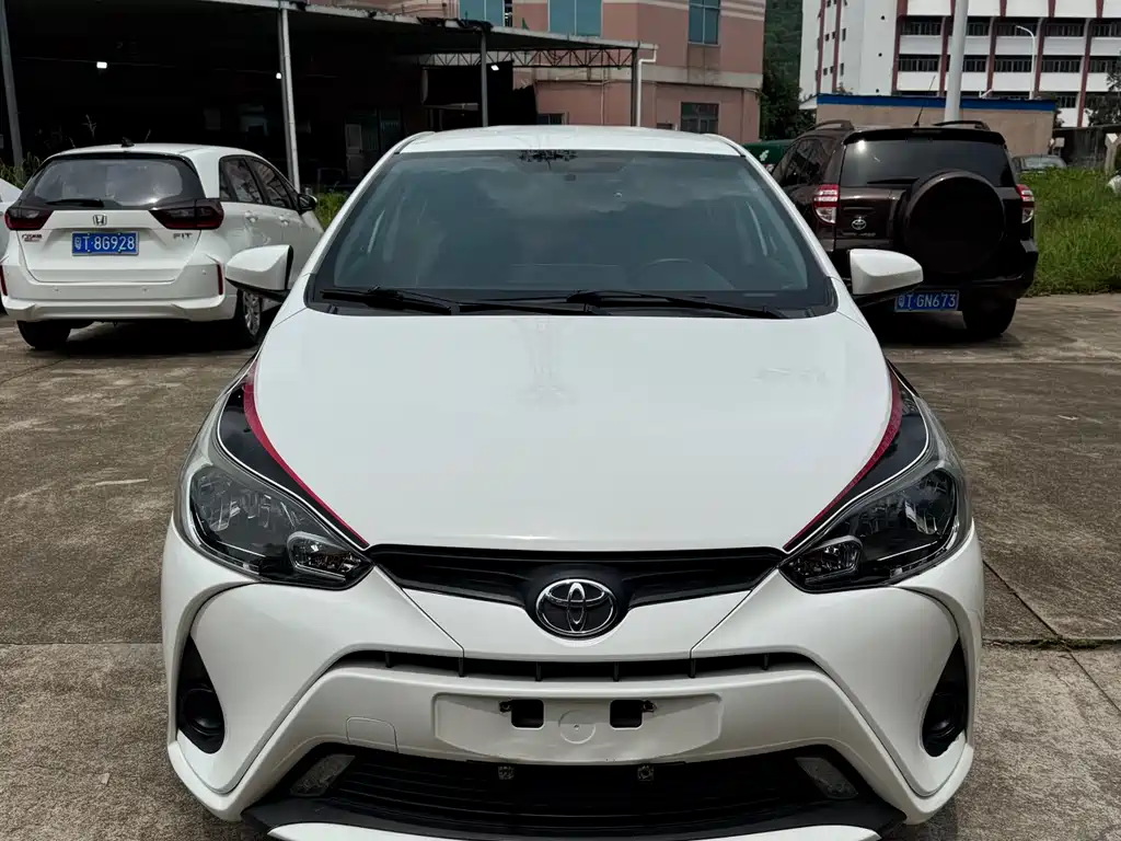 Toyota Yaris L — фото 2