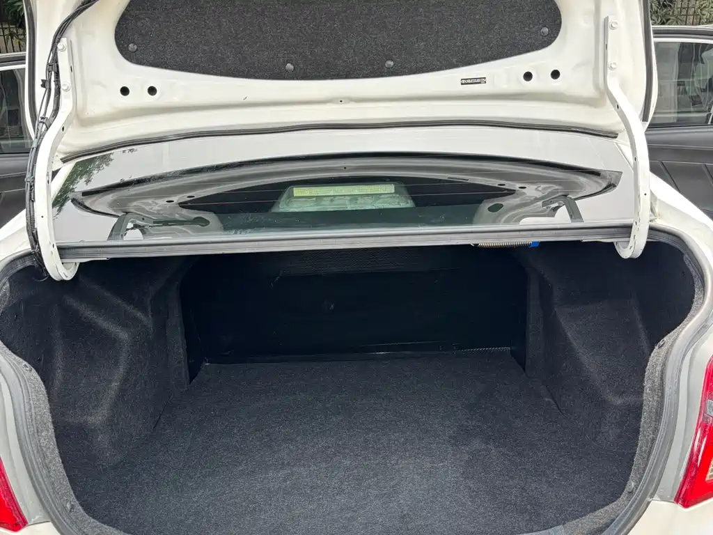 Toyota Yaris L — фото 11