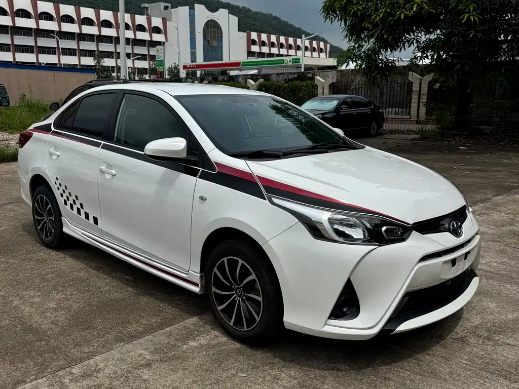 Toyota Yaris L — фото 3