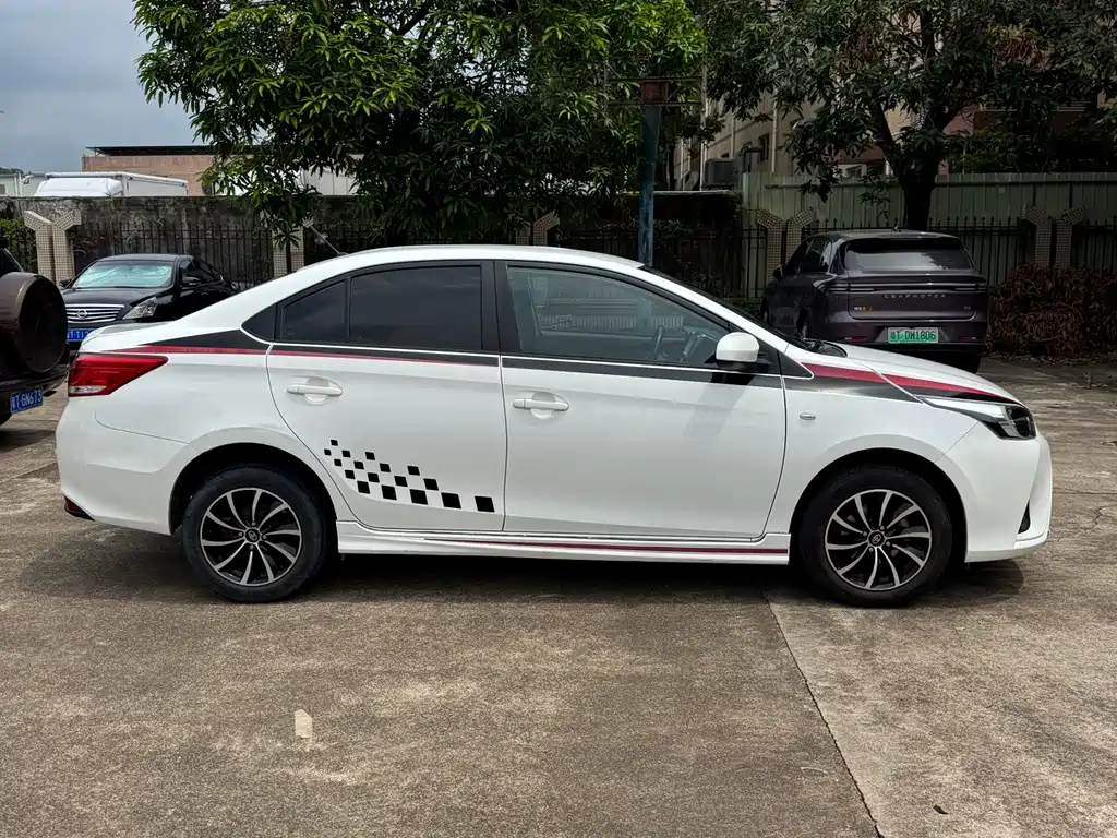 Toyota Yaris L — фото 4