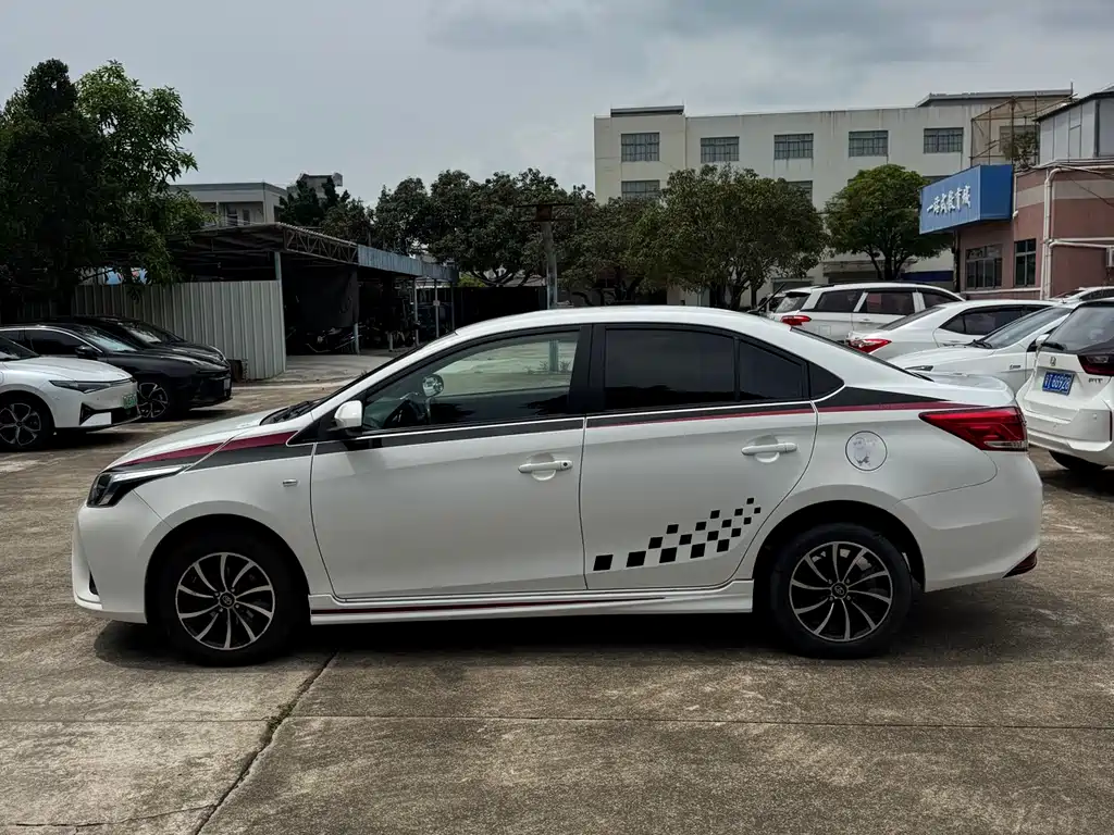 Toyota Yaris L — фото 6