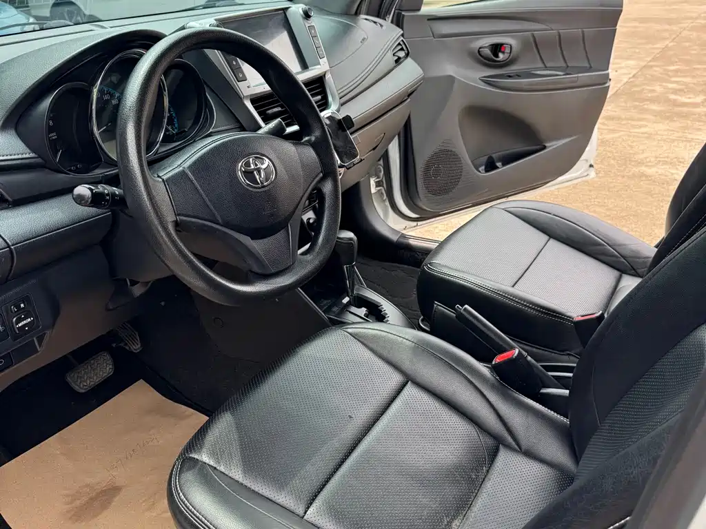 Toyota Yaris L — фото 7