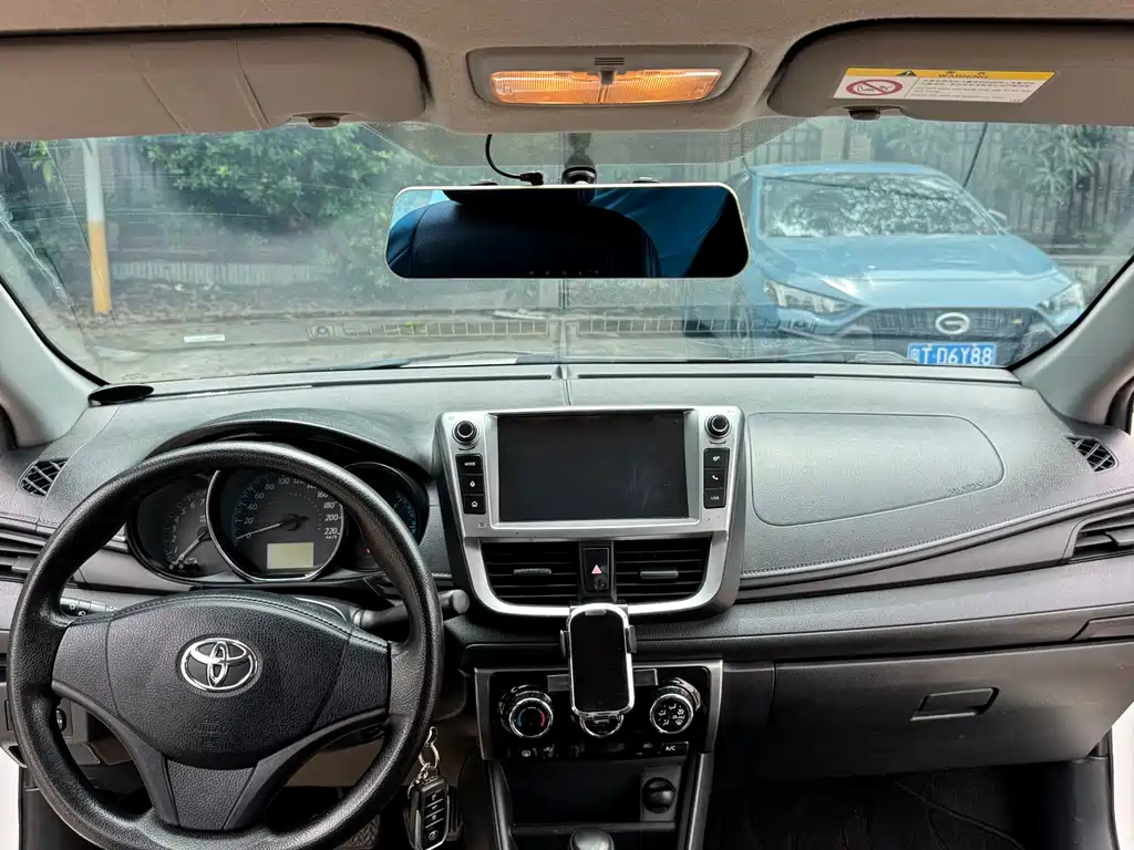 Toyota Yaris L — фото 8