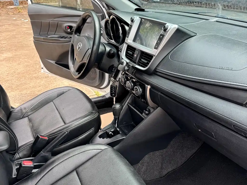 Toyota Yaris L — фото 9