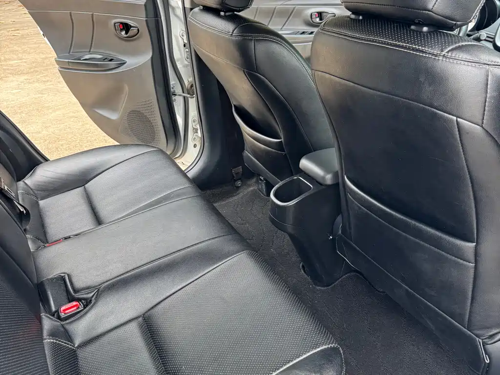 Toyota Yaris L — фото 10