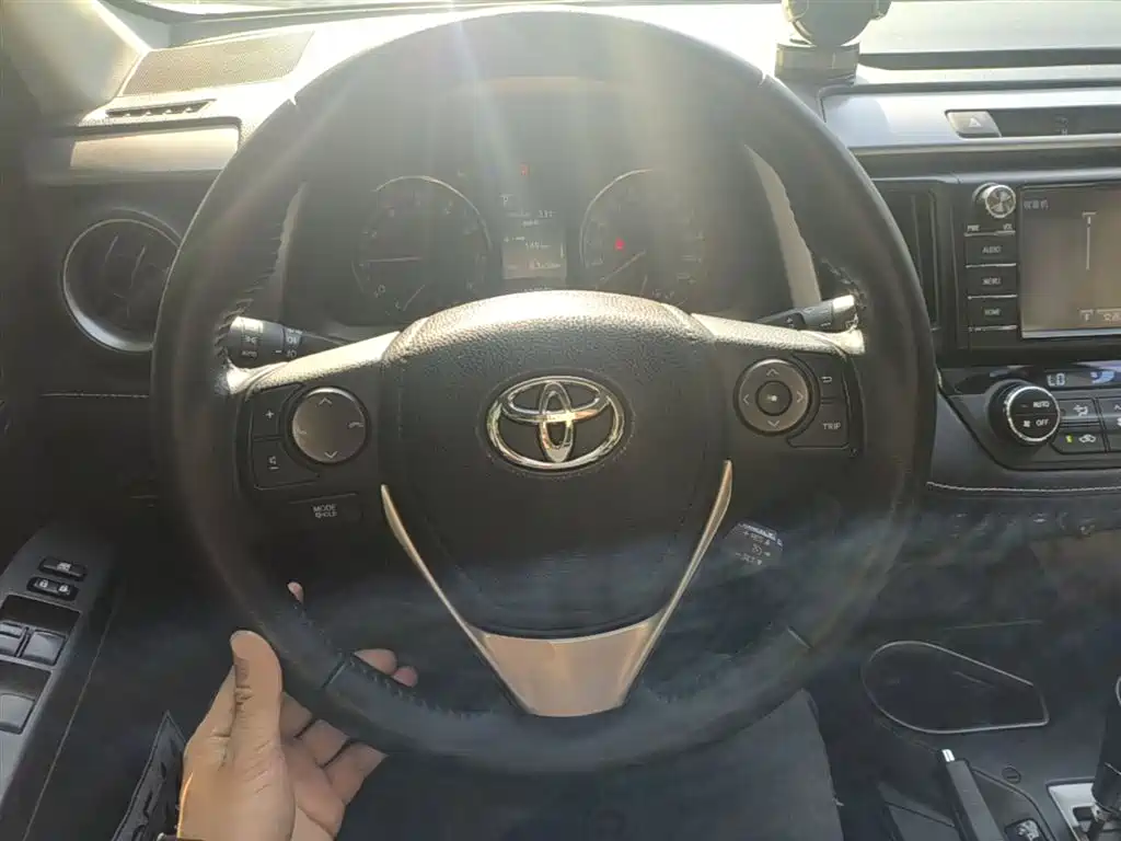 Toyota RAV4 — фото 11