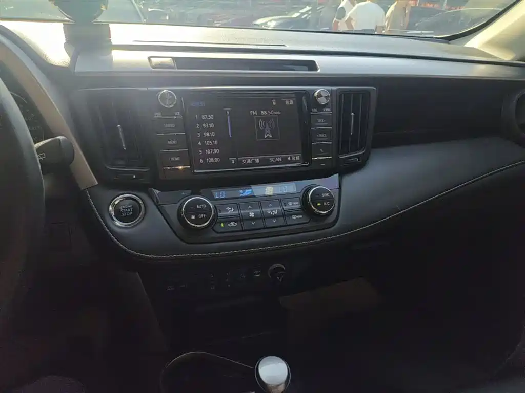 Toyota RAV4 — фото 13