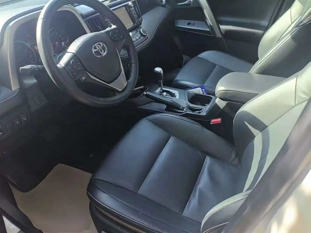 Toyota RAV4 — фото 15