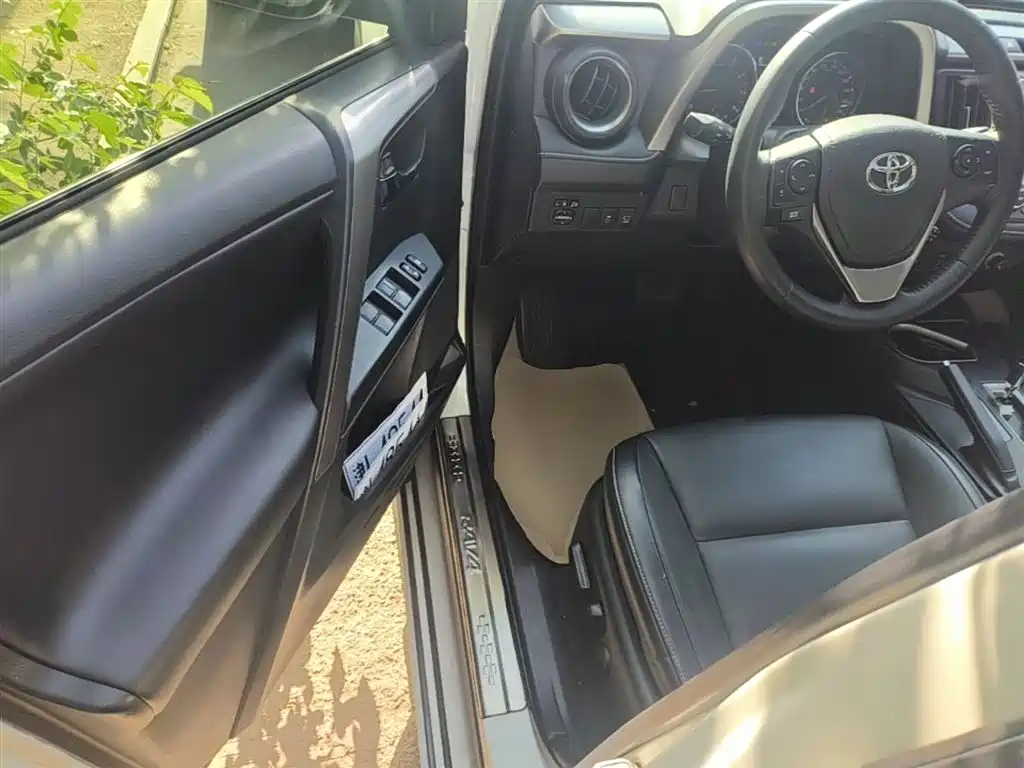 Toyota RAV4 — фото 16