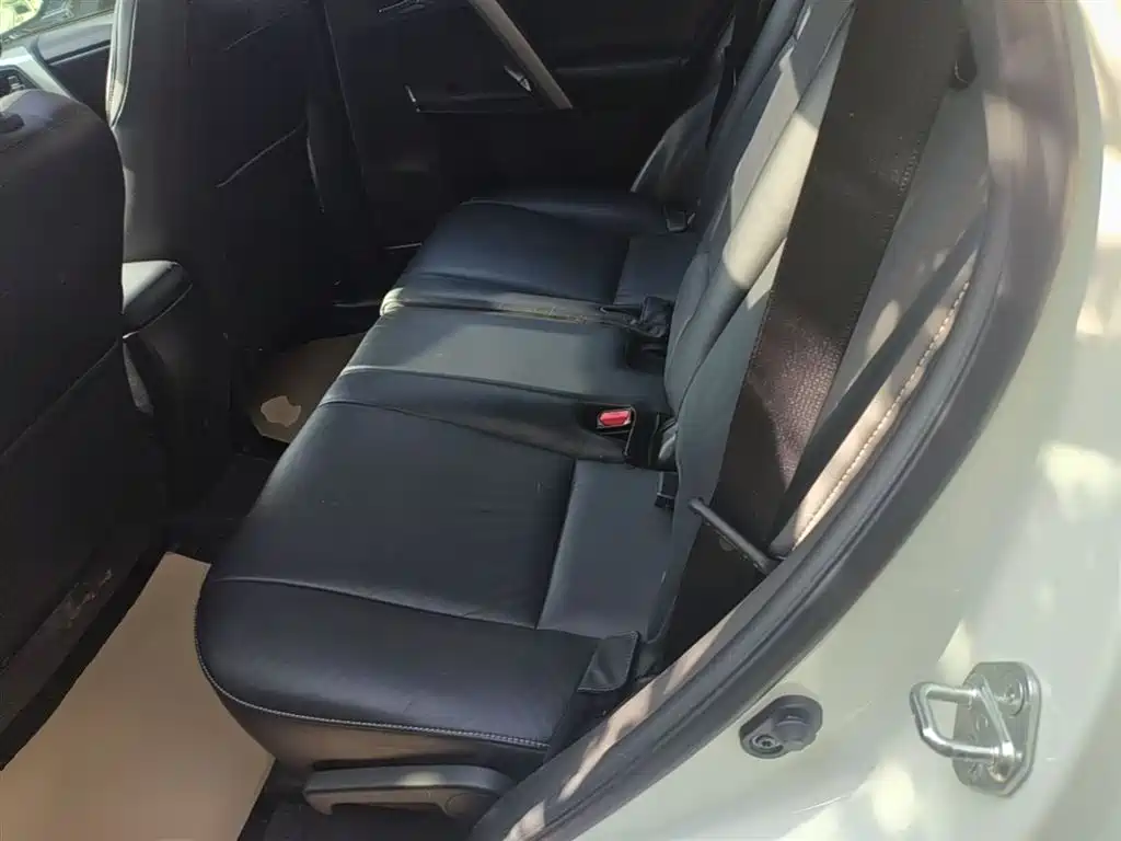 Toyota RAV4 — фото 17