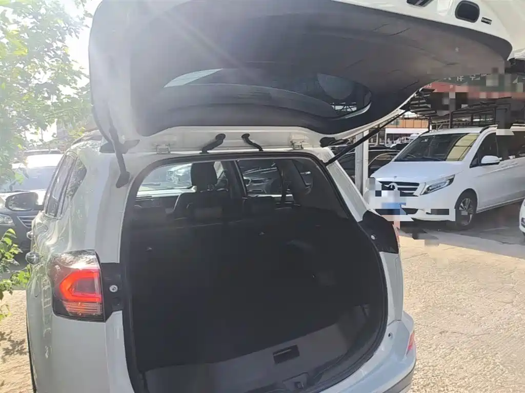 Toyota RAV4 — фото 19
