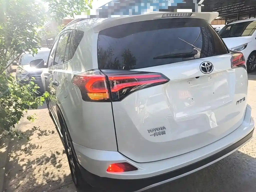 Toyota RAV4 — фото 5