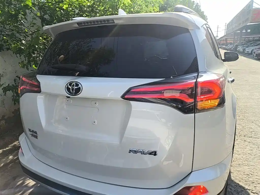 Toyota RAV4 — фото 6