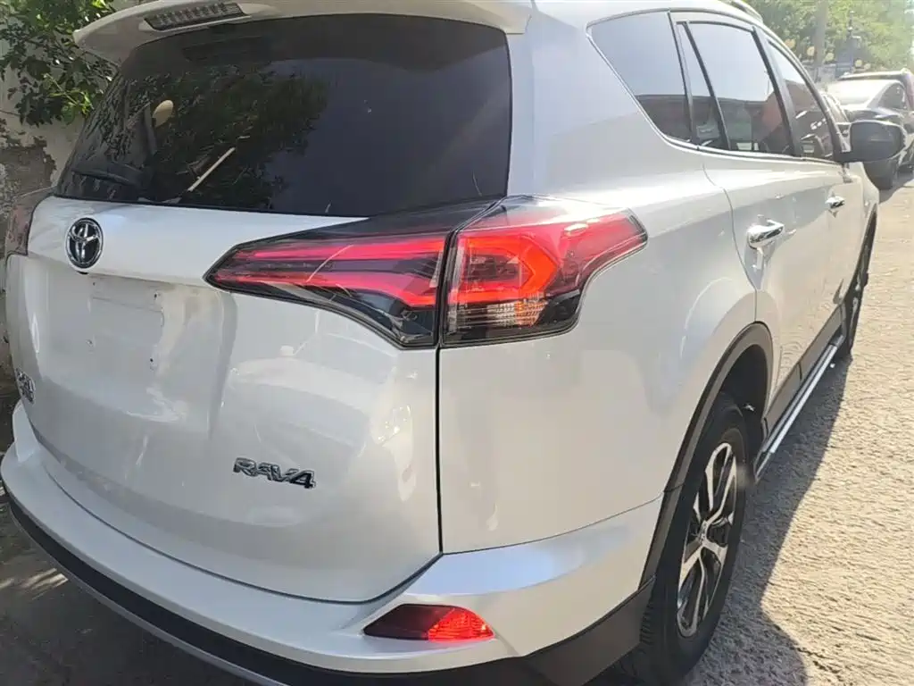 Toyota RAV4 — фото 7