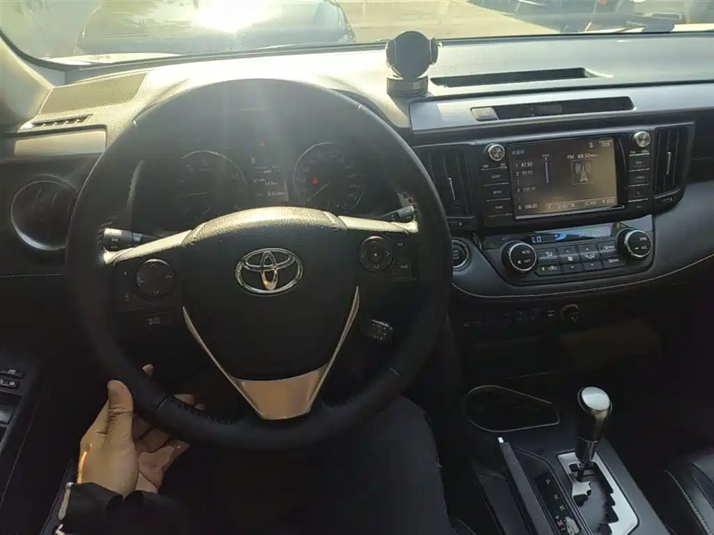 Toyota RAV4 — фото 10