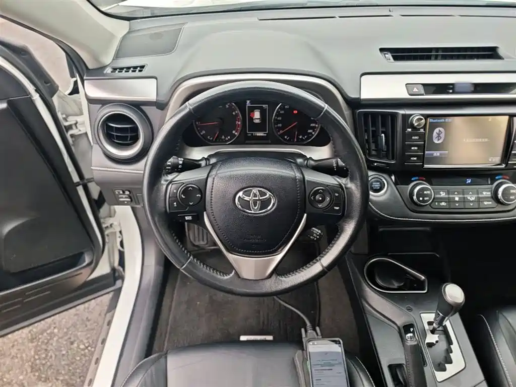 Toyota RAV4 — фото 11