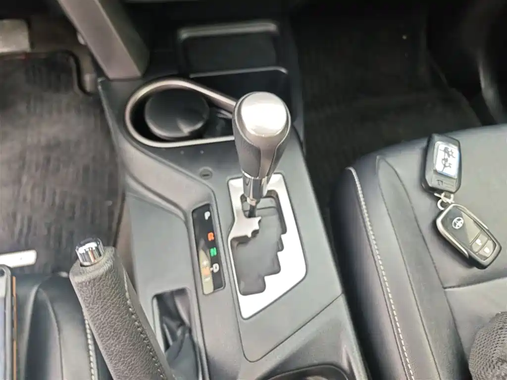 Toyota RAV4 — фото 14