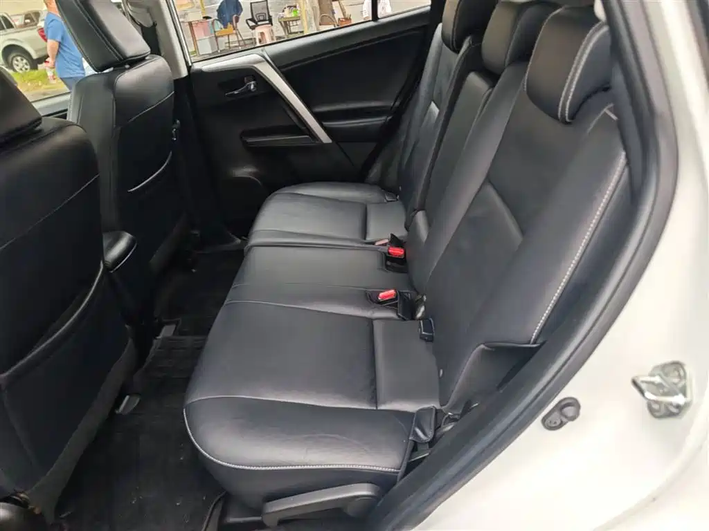 Toyota RAV4 — фото 17