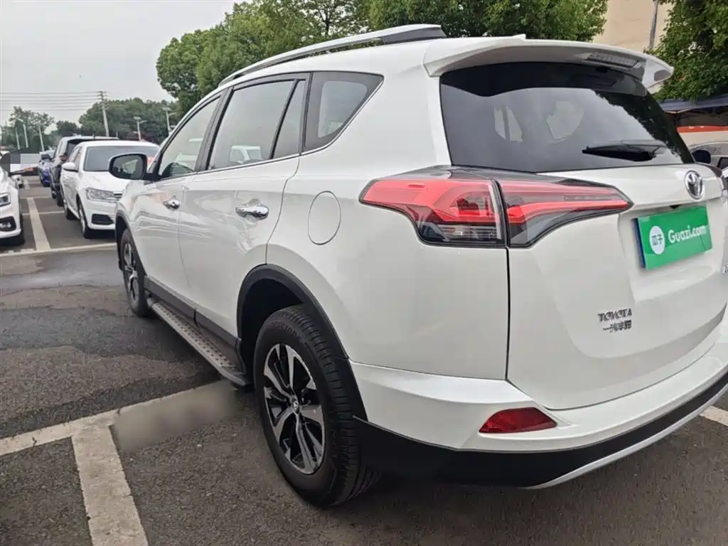 Toyota RAV4 — фото 5