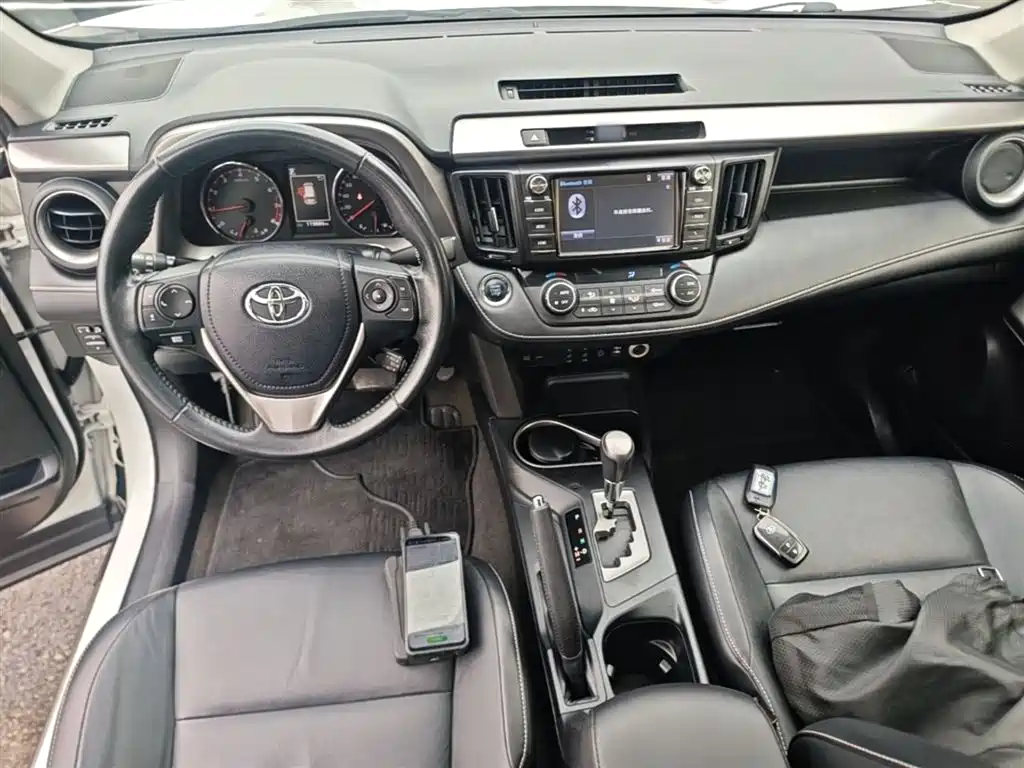 Toyota RAV4 — фото 10