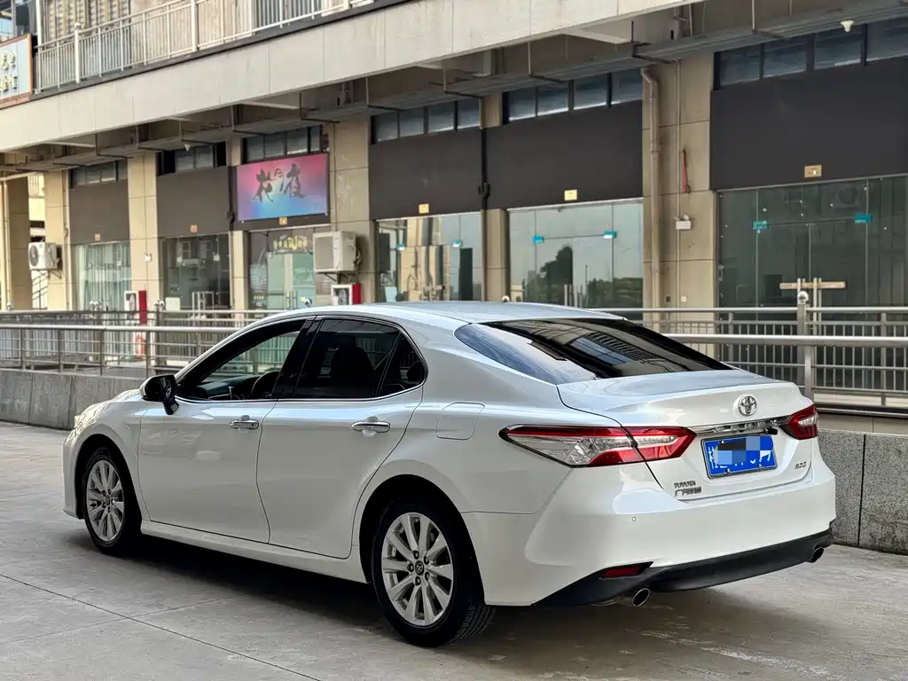 Toyota Camry — фото 3