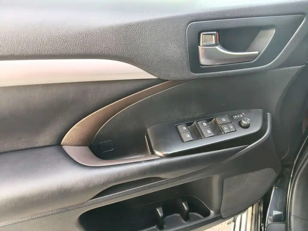 Toyota Highlander — фото 10