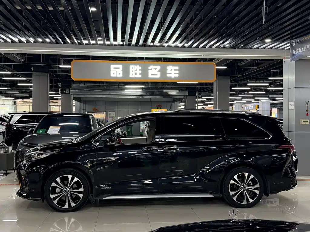 Toyota Granvia — фото 3