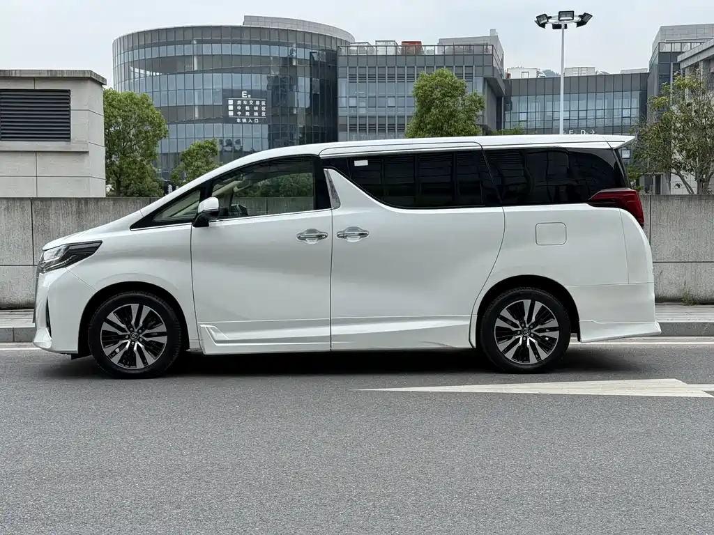 Toyota Alphard — фото 4