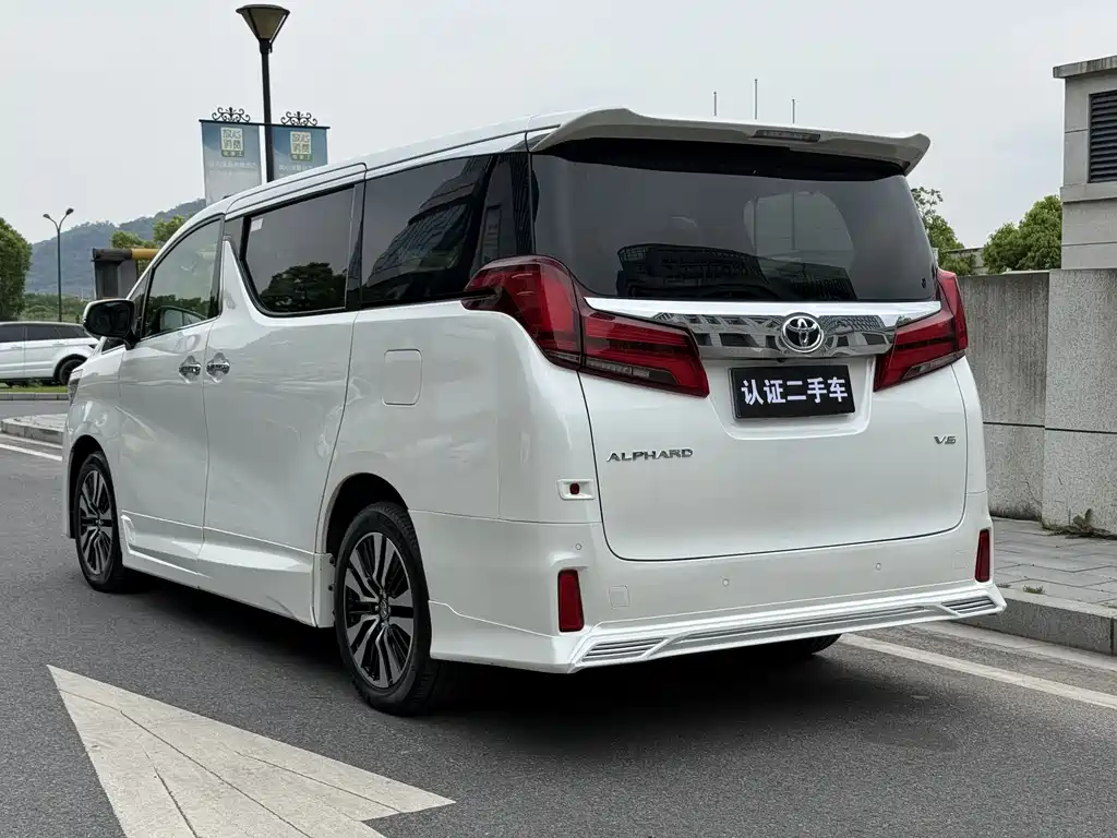 Toyota Alphard — фото 5