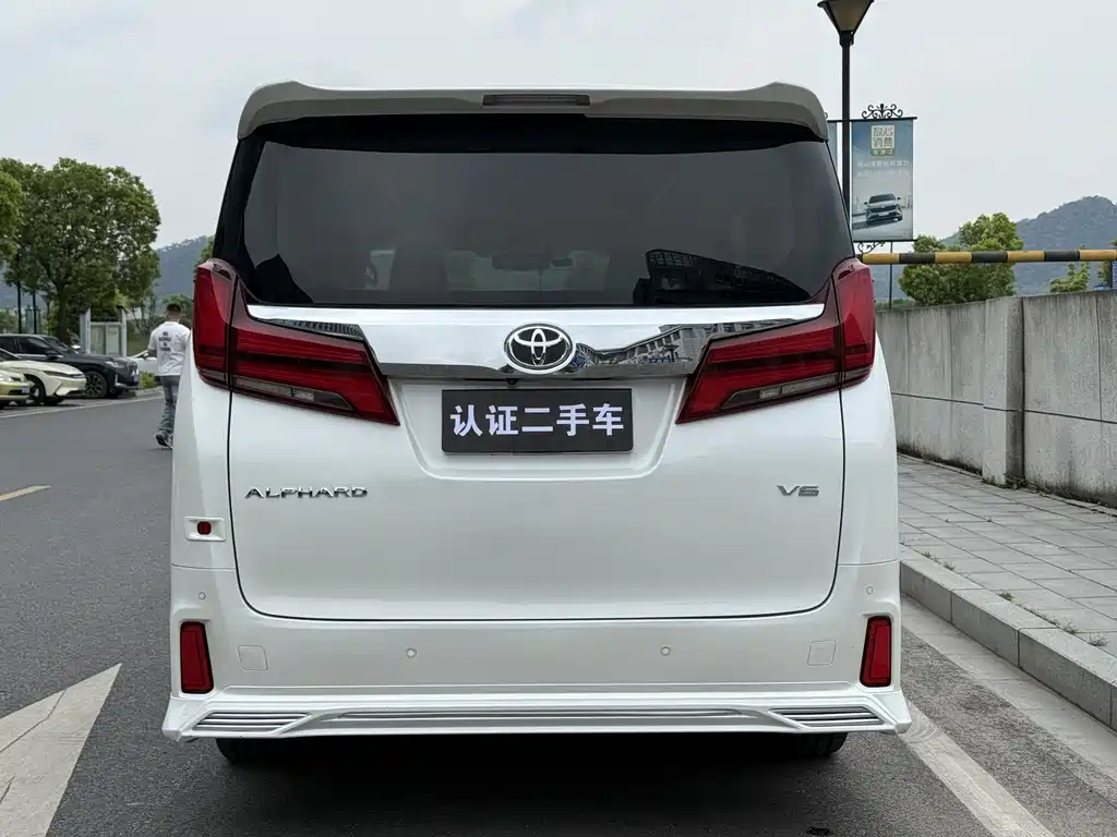 Toyota Alphard — фото 6