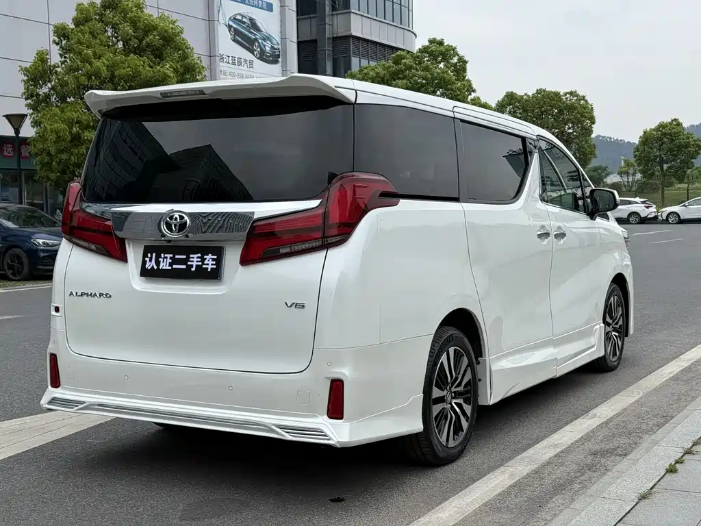 Toyota Alphard — фото 7