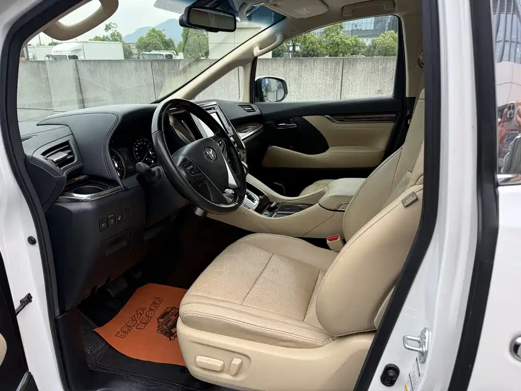 Toyota Alphard — фото 8