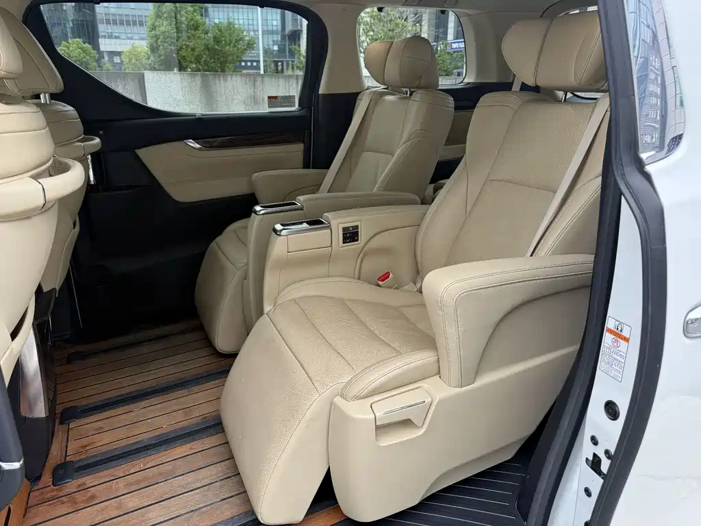 Toyota Alphard — фото 9