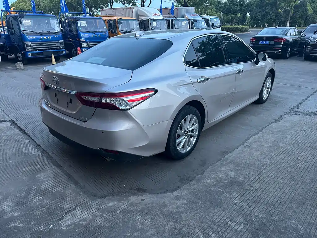 Toyota Camry — фото 4