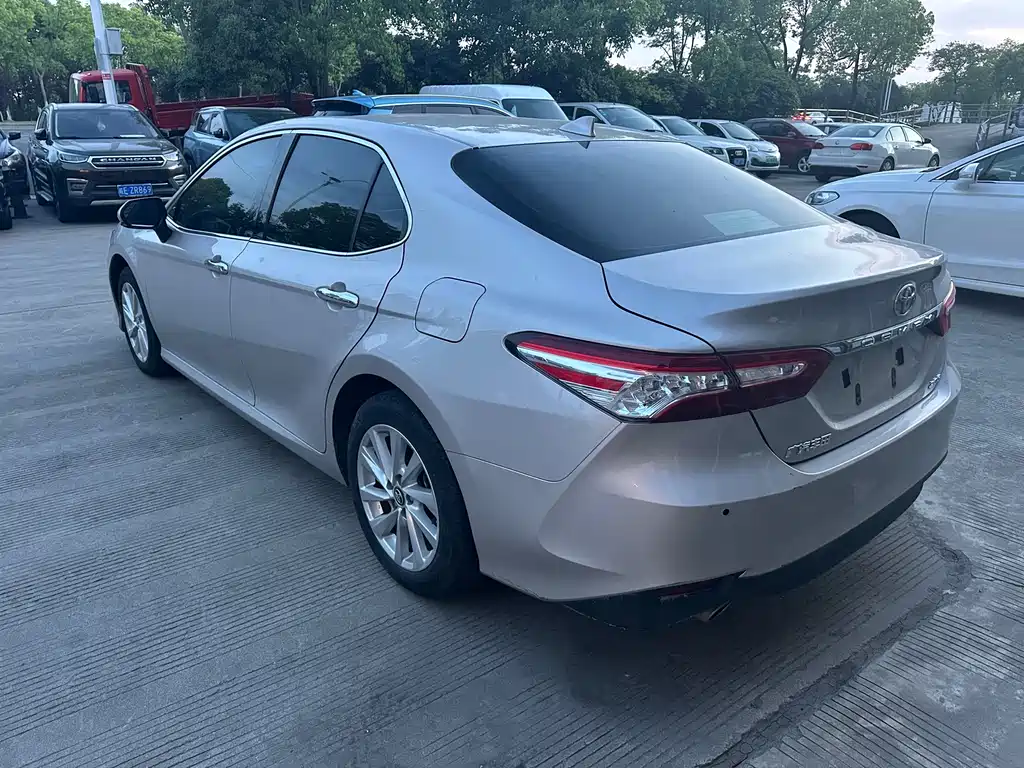 Toyota Camry — фото 5