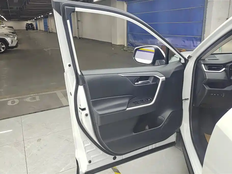 Toyota RAV4 — фото 7