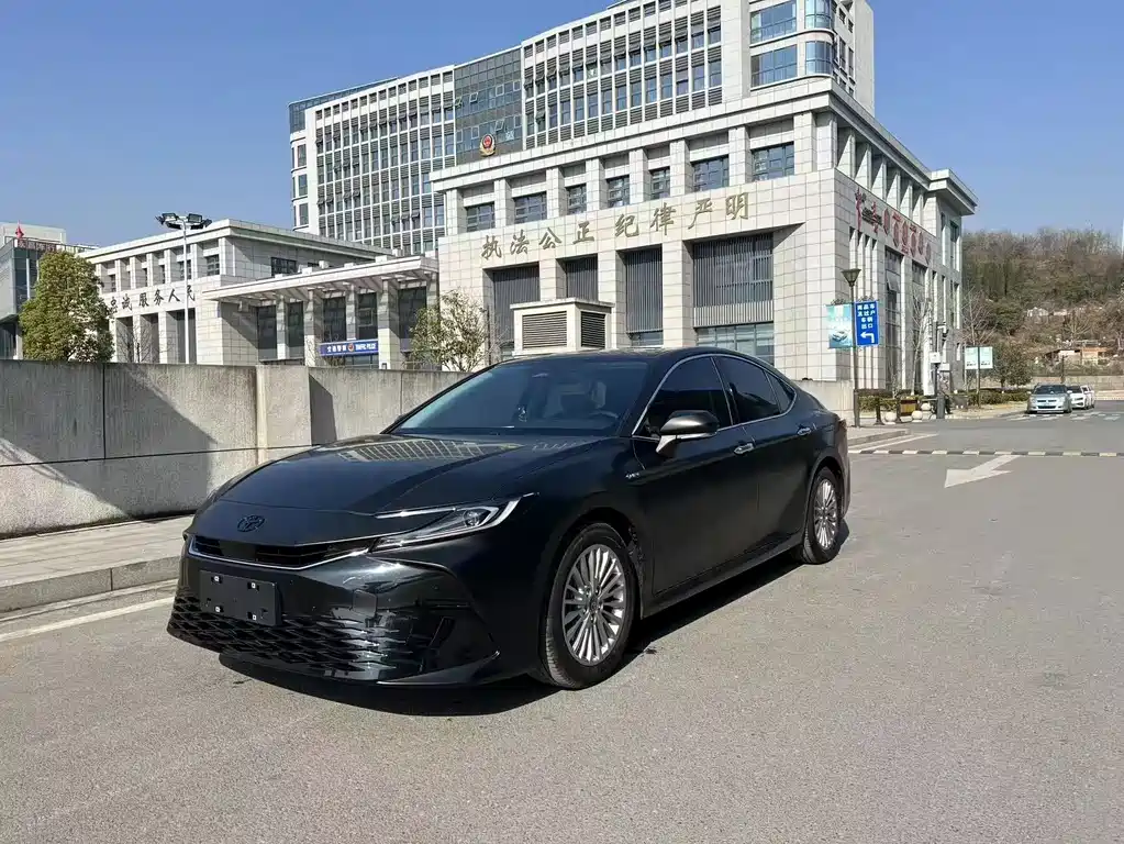 Toyota Camry — фото 2