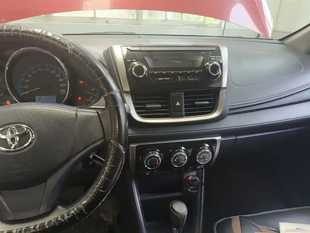 Toyota Yaris L — фото 13