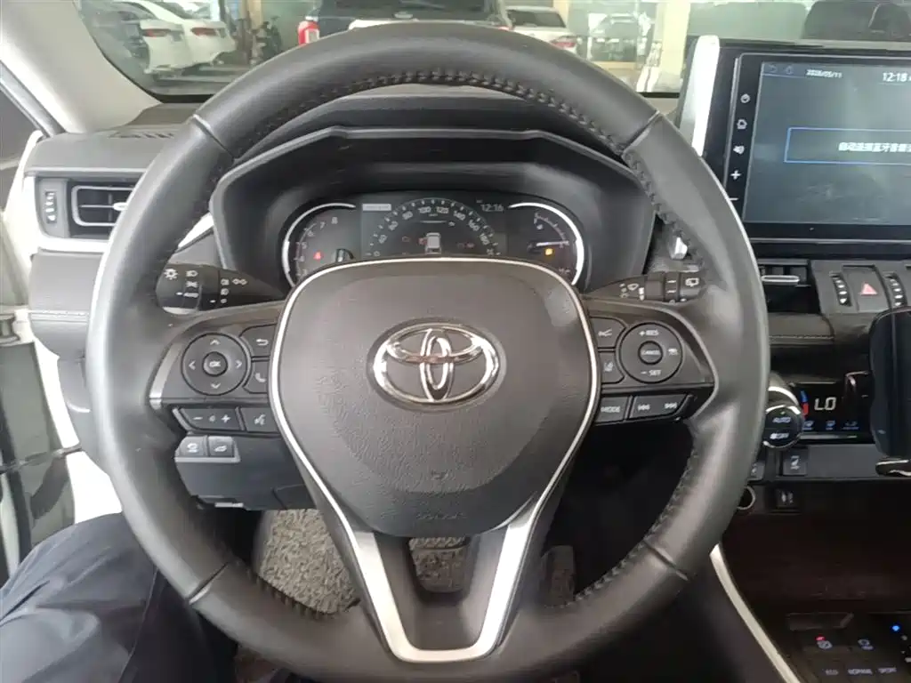 Toyota RAV4 — фото 11