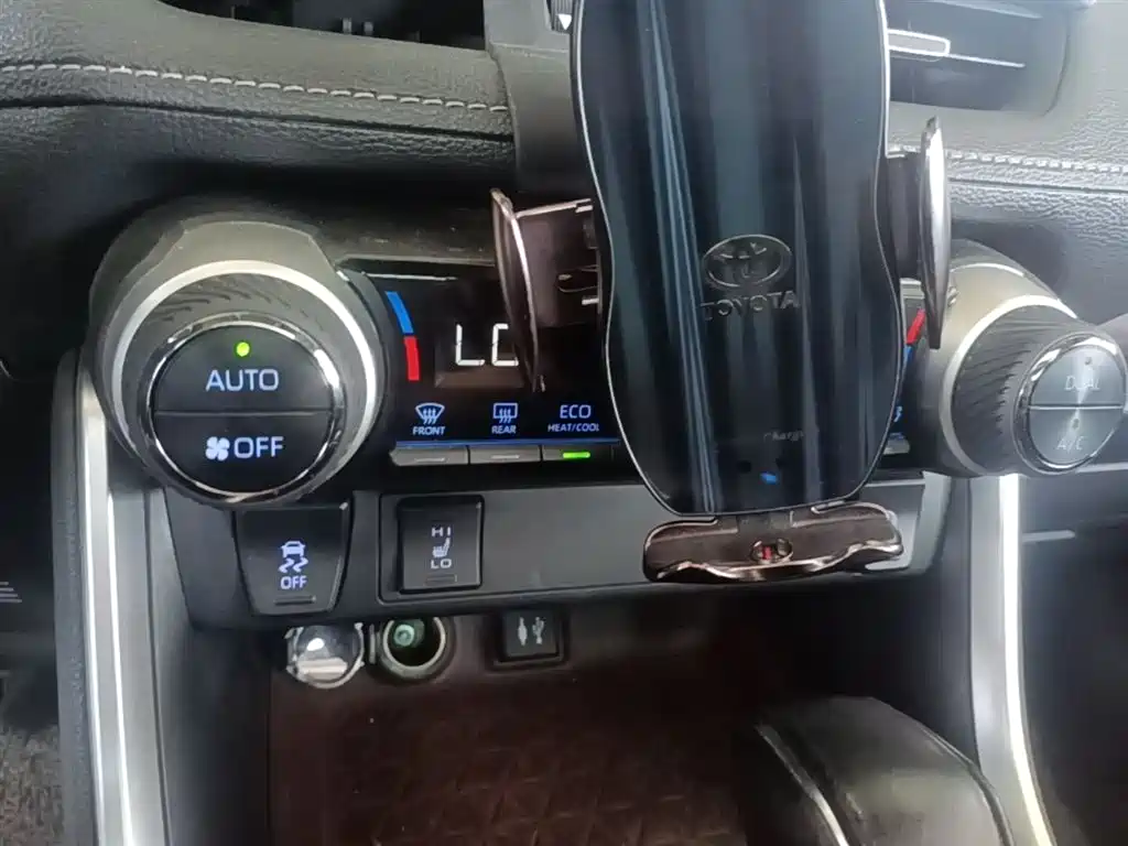 Toyota RAV4 — фото 13