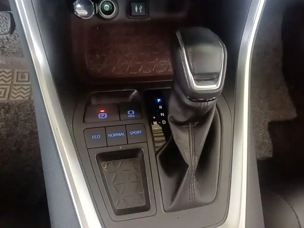 Toyota RAV4 — фото 14