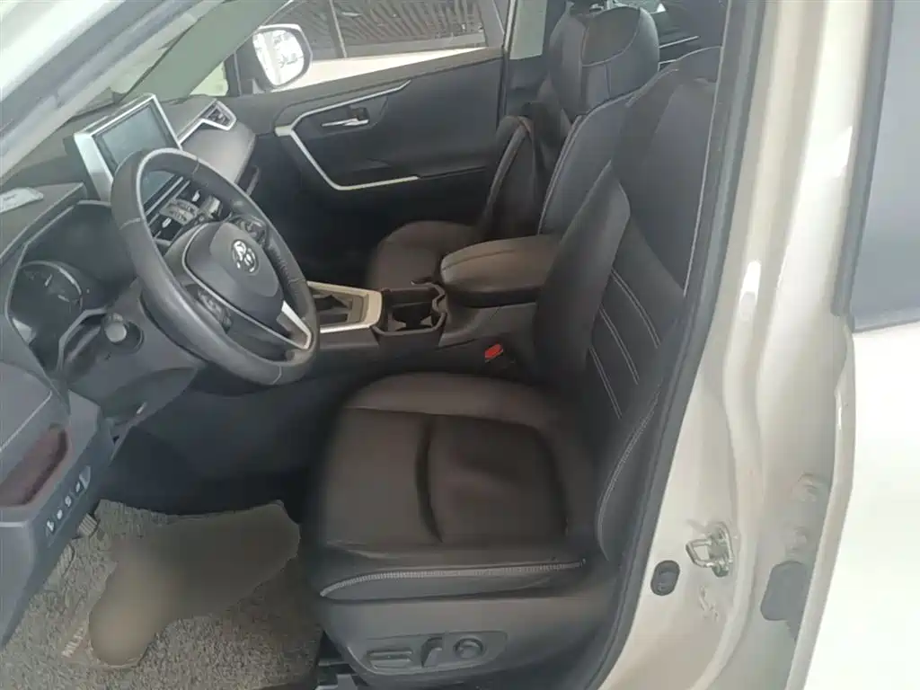 Toyota RAV4 — фото 15
